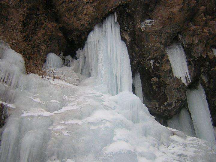 آبشار و قندیل های یخی آوستا