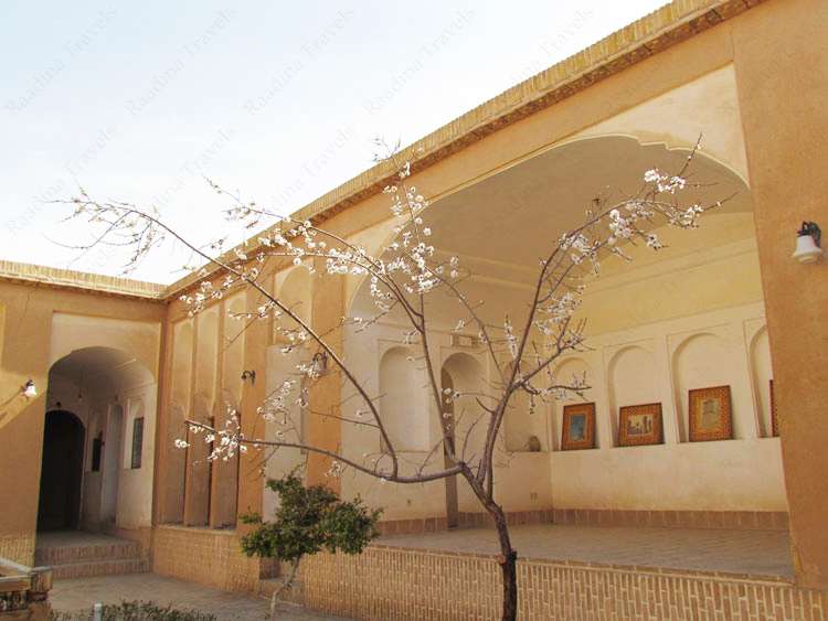 اقامتگاه دهگردی،هتل،بومگردی،اقامت،ویلا،سوئیت،کلبه،ایرانگردی،جاذبه گردشگری دهگردی خانه نواب وکیل
